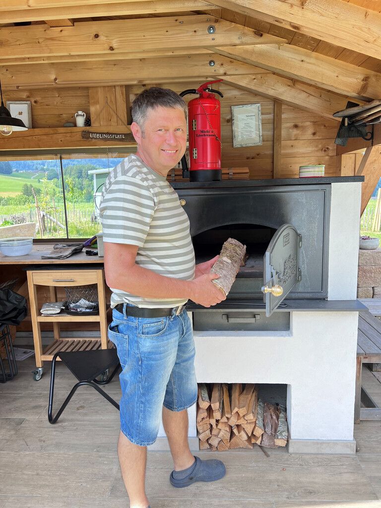 Besonders stolz ist Michael Hamel auf seinen Holzofen, in dem er gern köstliche Brote bäckt.