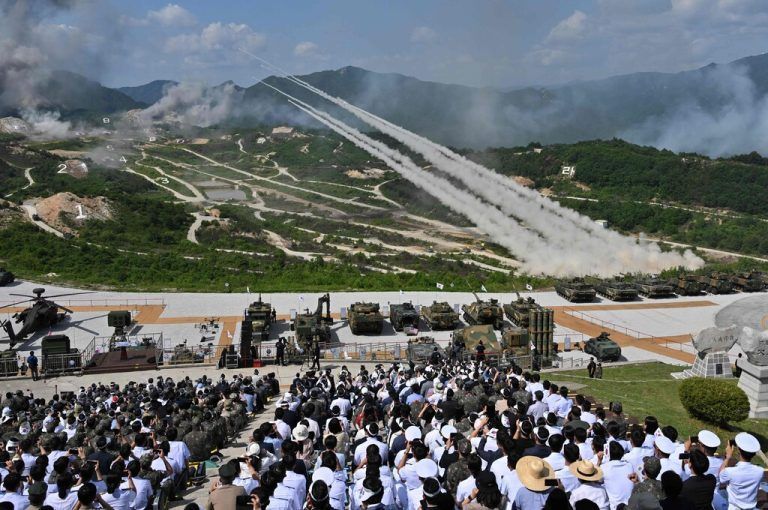 Besucher beobachten eine gemeinsame Militärübung von Südkorea und den USA auf dem Seungjin Fire Training Field in Pocheon. AFP