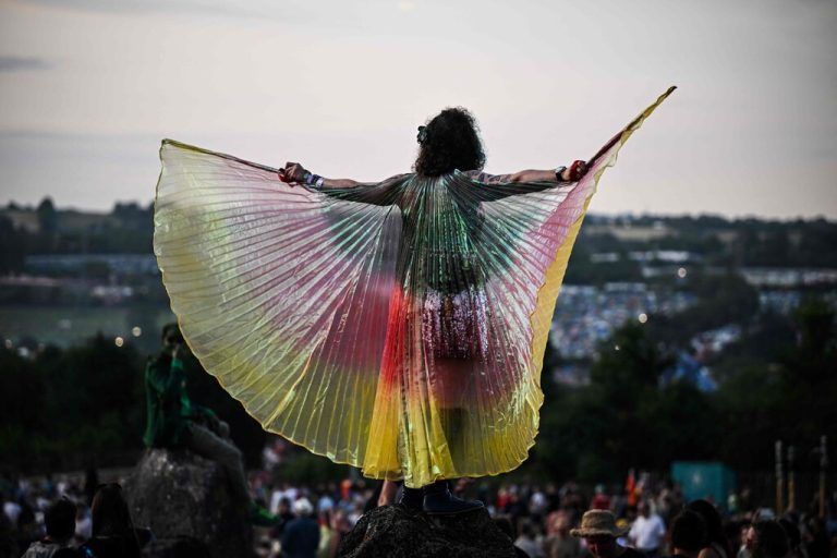 Besucher des Glastonbury-Festivals im Dorf Pilton, England, blicken am Abend des ersten Tages in die Ferne. AFP