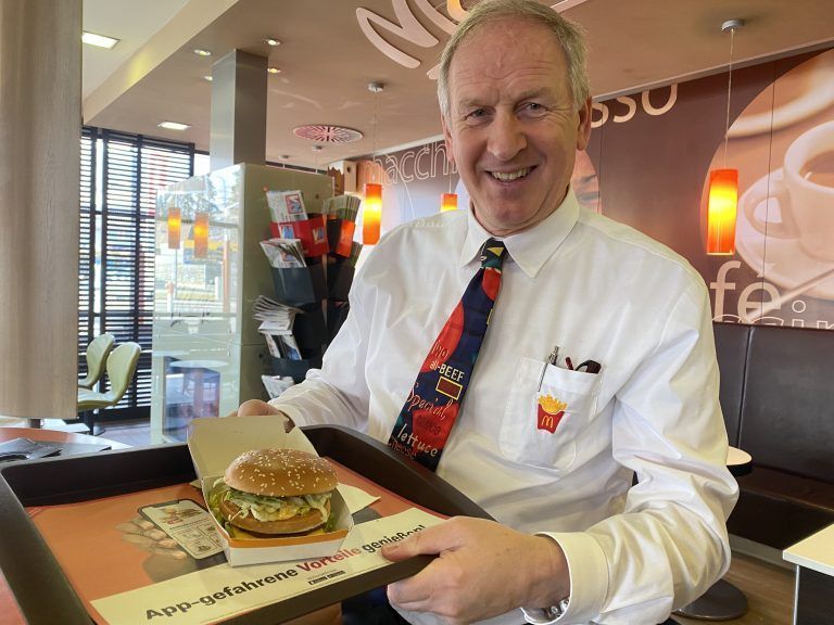 McDonald´s-Chef Loek Versluis kann den Ärger nicht nachvollziehen. "Wenn jemand zu schnell fährt, muss er ja auch eine Strafe bezahlen". <span class="copyright">VOL.at/Mayer</span>