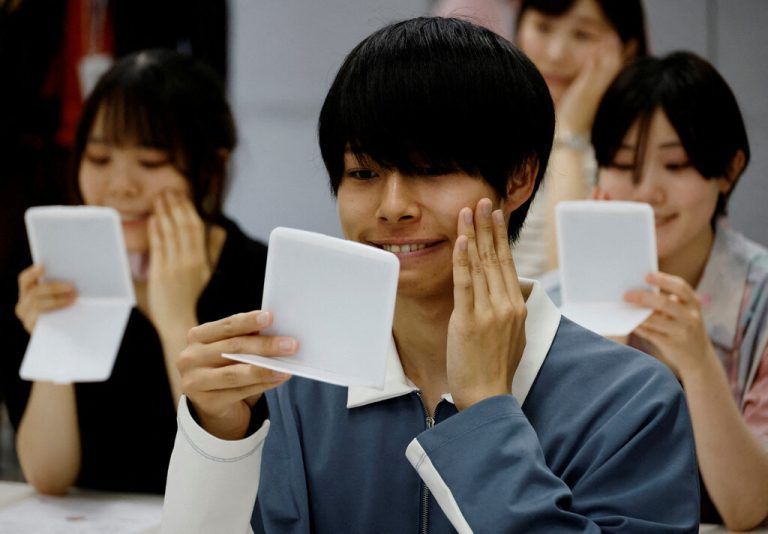Bitte recht freundlich! In Japans Hauptstadt Tokio üben Studenten im Rahmen eines Kurses das perfekte Lächeln. Reuters
