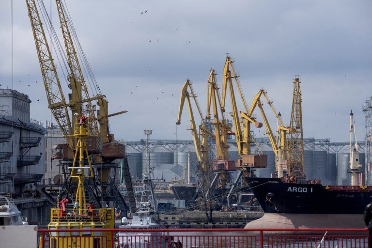 Blick auf einen Teil des Hafens von Odessa. Moskau hat eigenen Angaben zufolge das Schiff am Liegeplatz getroffen. Reuters/Ritzau Scanpix
