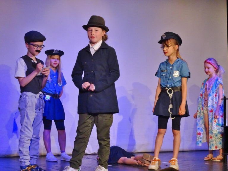 „Bonny und Clyde im Museum“ heißt das Stück, das die Kinder selbst geschrieben haben.cth (2)