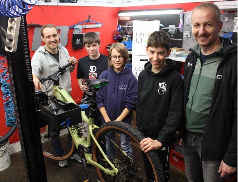 In der Wohnanlage siedelt sich auch Andreas Broger (l.) mit seinem Fahrradfachgeschäft an.