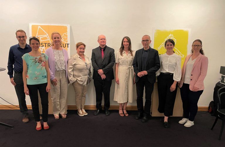 Clemens Rauch, Denise Zech, Bea Bröll, Gamze Terzioglu, Hans Gruber, Rebecca Gebreheneras, Dr. Walter Schmolly, Natascha Soursos und Nathalie Koch bei der Ausstellungseröffnung. <span class="copyright">VN-HE</span>