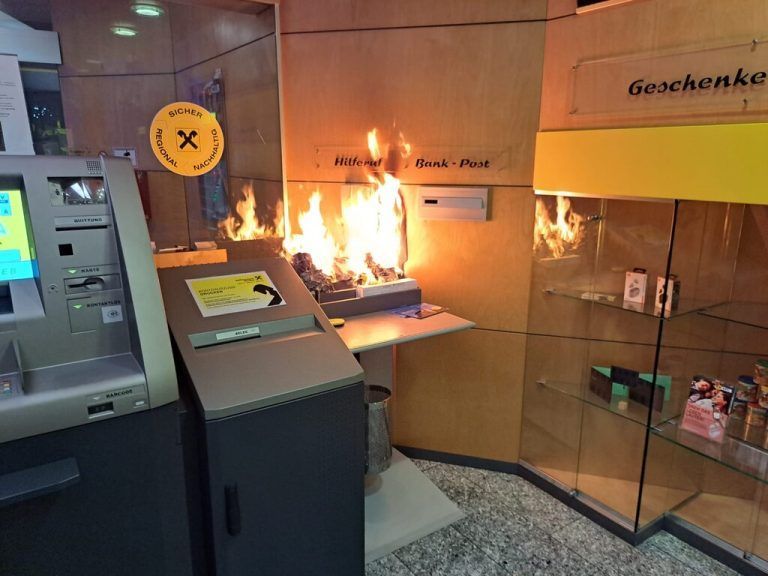 Das erste von zwei Feuern wurde im Foyer der Raiffeisenbank gelegt. <span class="copyright">fw Rankweil</span>