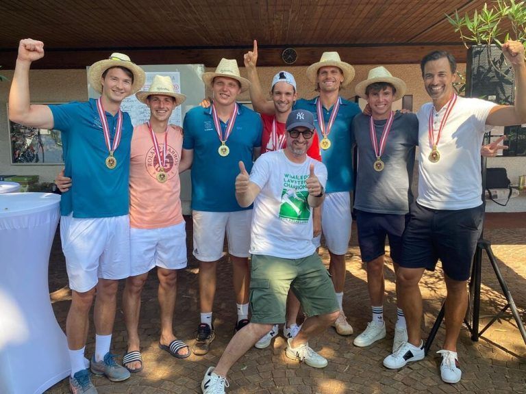 Das TCD-Meisterteam mit Gerrit Lebeda, Gabriel Pfanner, Robin Peham, Linus Erhart, Jakob Sude, Dominik Böhler, Kapitän Stefan Bildstein (v. l.) und Präsident Johannes Ölz (vorne).Verein