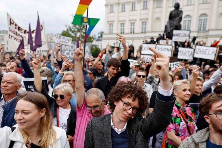 Demonstranten zeigen in Warschau bei einem Protest gegen das äußerst restriktive polnische Abtreibungsgesetz den Mittelfinger.  AFP