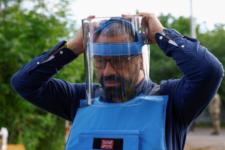 Der britische Staatssekretär für auswärtige Angelegenheiten, James Cleverly, besuchte Minenräumungsdienste nahe Kiew. Reuters