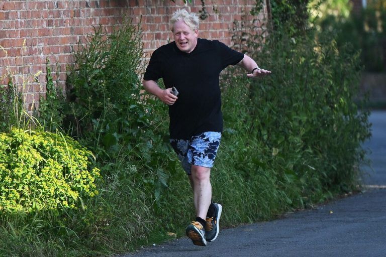 Der ehemalige britische Premier Boris Johnson verlässt sein Haus in Brightwell-cum-Stowell, westlich von London, für einen Lauf. AFP