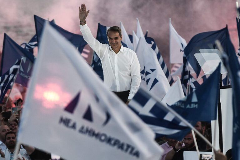 Der griechische Premier Kyriakos Mitsotakis, Vorsitzender der Konservativen, grüßt Unterstützer bei einer Wahlveranstaltung in Thessaloniki. AFP