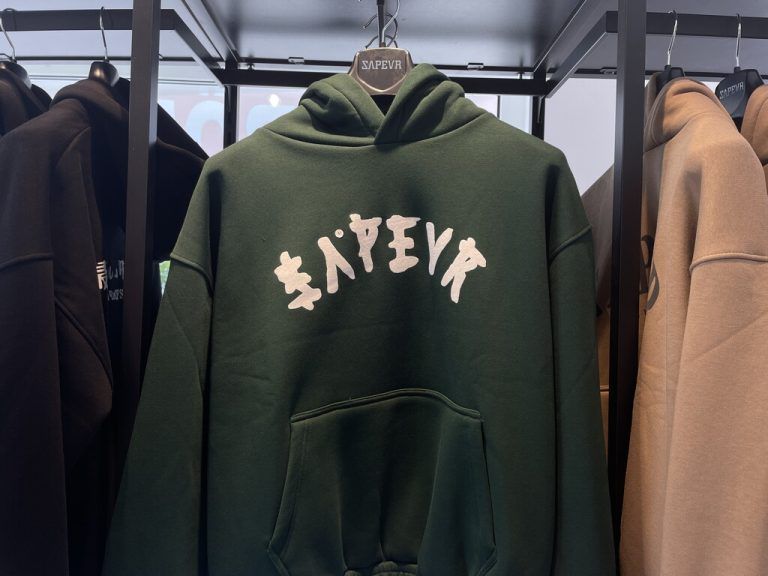 Der grüne Hoodie ist das Lieblingsteil von Kerim Taskin. VN