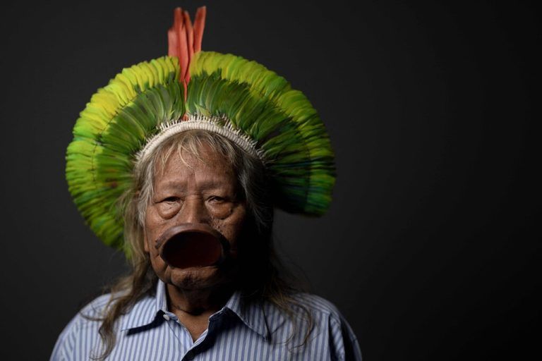 Der indigene Anführer Cacique Raoni Metuktire vom Kayapo-Stamm posiert während einer Fotosession in Paris. afp