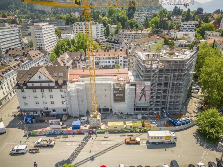 Der Neubau des Verwaltungsgebäudes der Vorarlberger Landes-Versicherung (r.) in der Bregenzer Bahnhofstraße. vn/PAulitsch