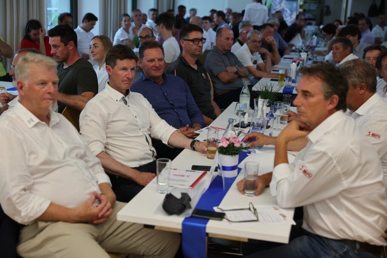 Der Präsidententisch, u. a. mit Walter Hlebayna, Ehrenpräsident Patrick Ortlieb und Thomas Amann (SC Montafon).Hartinger