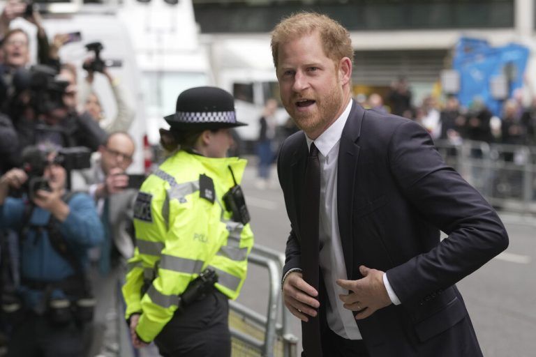 Der Sohn von König Charles III. erschien am Dienstag am High Court in der britischen Hauptstadt. ap, afp