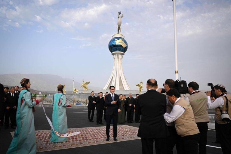 Der turkmenische Präsident Serdar Berdimukhamedov durchschneidet ein Band bei der Einweihung der neuen Stadt Arkadag. Das zurückgezogene zentralasiatische Land am Kaspischen Meer wird seit mehr als 16 Jahren von der Familie Berdimuhamedow regiert. AFP