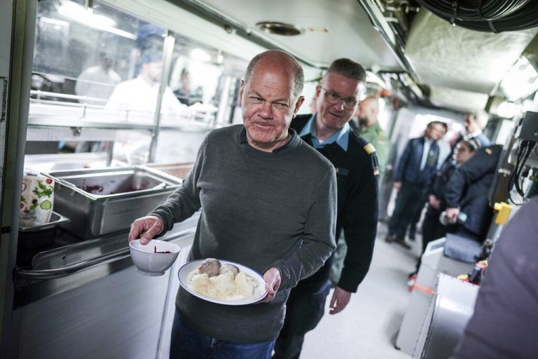 Deutschlands Kanzler Olaf Scholz ist nach Warnemünde gekommen, um sich ein Bild von der Deutschen Marine und ihrer Kantine zu machen. AP