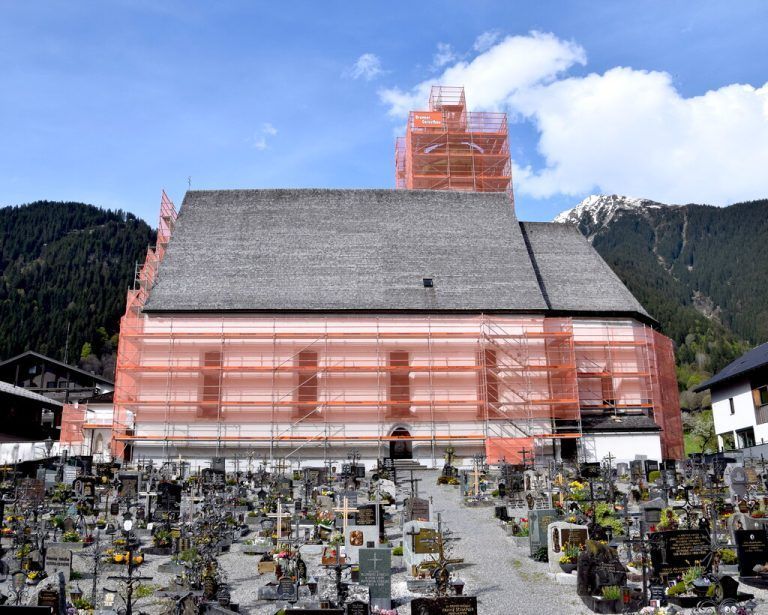 Die Außenfassade der Pfarrkirche wird momentan saniert.SCO