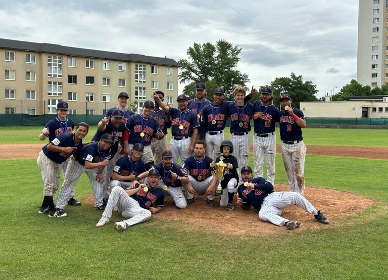 Die Equipe der Dornbirn Indians mit dem Siegerpokal und den Goldmedaillen beim Finalturnier im Federation-Cup der Baseballer in Bratislava.Privat