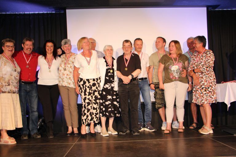 Die Gewinner der Landesliga bei der Siegerehrung. vbfkv