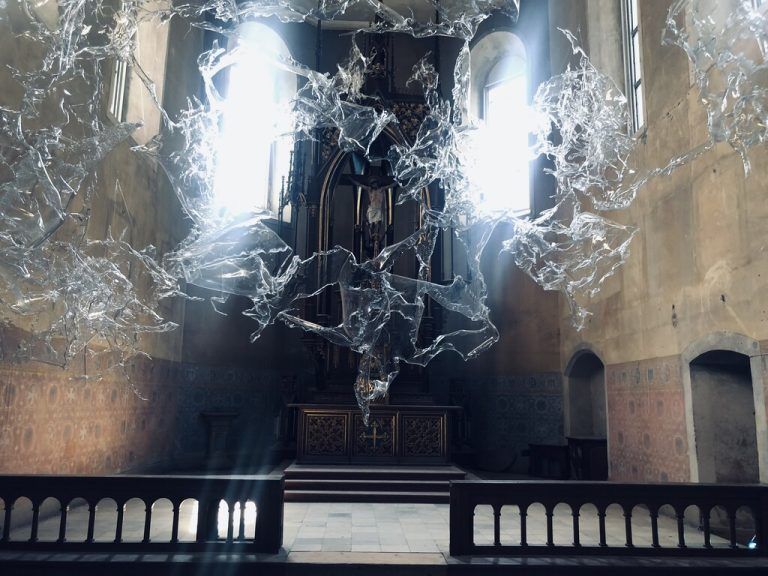 Die Installation des ukrainischen Künstlers Aljoscha zieht sich durch die ganze Kirche – bis zum Altar.VN/HF