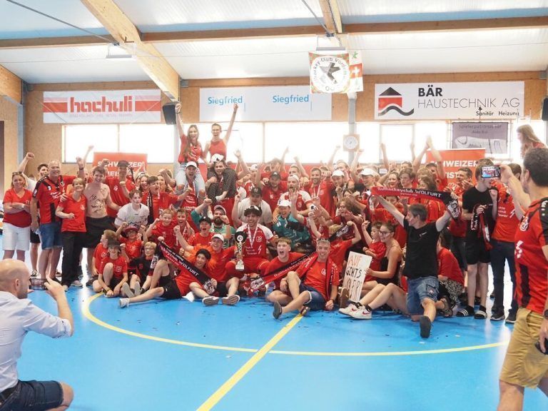 Die knapp 100 Fans feierten mit den Cracks des RHC Wolfurt frenetisch den Nati-B-Meistertitel und den sofortigen Wiederaufstieg in die höchste Schweizer Spielklasse. Verein