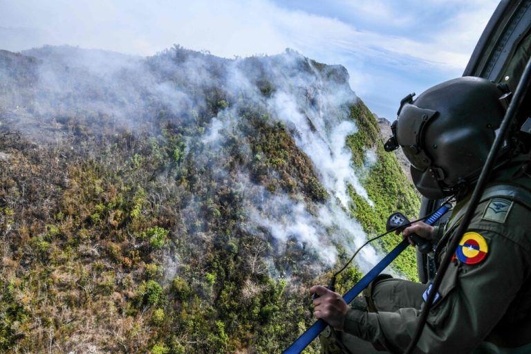 Die kolumbianische Luftwaffe bekämpft einen Waldbrand auf der Insel Providencia im Karibischen Meer. AFP