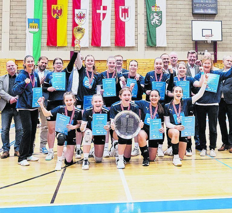 Die Mädchen des BG Bregenz-Blumenstraße nach dem Erfolg bei der Bundesmeisterschaft der Volleyball-Schülerliga in Leibnitz mit Dagmar Binder(l.) und Heid Koch-Längle (r.).GEPA