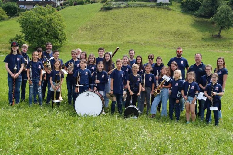 Die Mädchen und Buben der Musikfabrik unterhalten die Besucher.franziskanerlkloster
