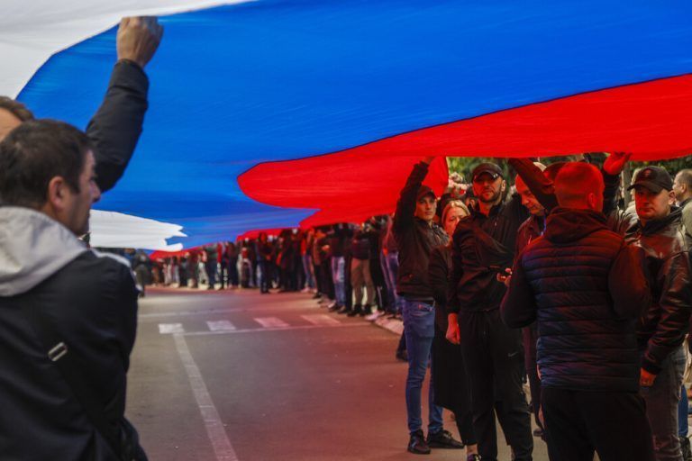 Die Spannungen im Kosovo dauern an. Am Mittwoch breiteten Bewohner in der Stadt Zvecan eine Hunderte Meter lange serbische Flagge aus. AP