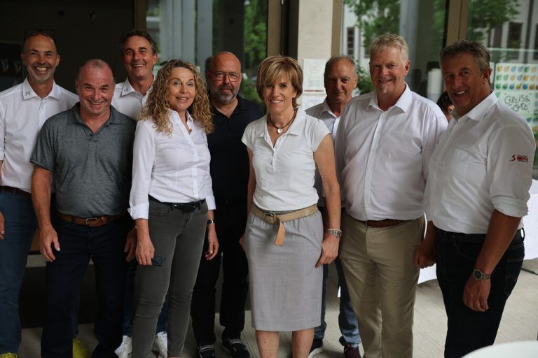 Die Vorstandsmitglieder Peter Scrivener, Hans Dunst, Thomas Amann, Christel Schwendinger, Christoph Zimmermann, Steffie Schuster, Werner Eberle, Präsident Walter Hlebayna und Stefan Jochum.Hartinger