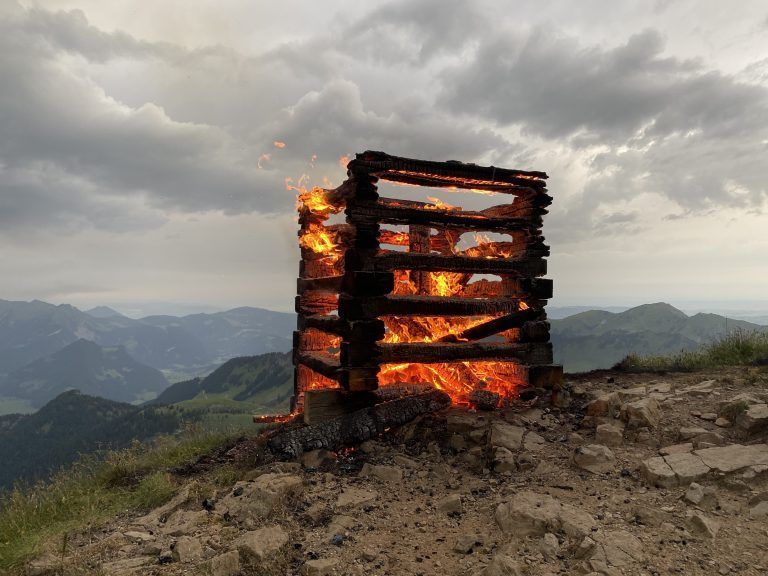 Sonnwendfeuer, wie hier am Diedamskopf, sind ein traditioneller Bestandteil der Sonnwendfeiern. <span class="copyright">VOL/MAyer</span>