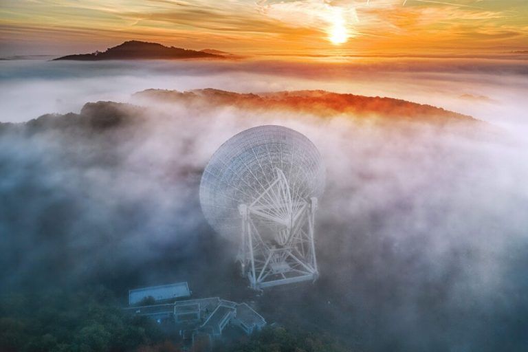 Dieses Foto zeigt ein Radioteleskop des Max-Planck-Instituts bei Bad Münstereifel. Astronomen gaben bekannt, dass sie den ersten Beweis für Gravitationswellen gefunden haben, die ein „Hintergrundbrummen“ im gesamten Universum erzeugen. AFP