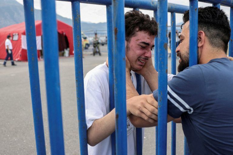Ein Bild für die Geschichtsbücher: Mohammad (l.) überlebte das Unglück und traf danach seinen Bruder wieder.REUTERS