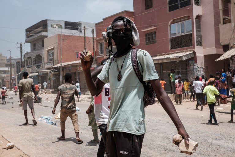 Ein Demonstrant schützt sich ​​während einer Protestkundgebung für Ousmane Sonko in Dakar mit einer Gasmaske. Ein Gericht im Senegal verurteilte den Oppositionsführer Sonko wegen „Jugendkorruption“ zu zwei Jahren Gefängnis. AFP