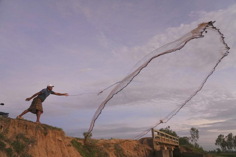 Ein Fischer wirft in den frühen Morgenstunden sein Netz in O-Andoeuk, am Stadtrand von Phnom Penh, Kambodscha, aus. AP