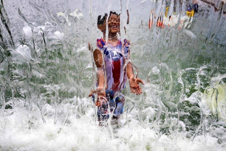 Ein Junge sucht im Wasser eines Springbrunnens im Yards Park in Washington Abkühlung. AFP