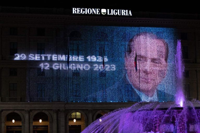 Ein Porträt zu Ehren des verstorbenen früheren italienischen Premiers Silvio Berlusconi ist am Palazzo della Regione Liguria in Genua zu sehen. AFP