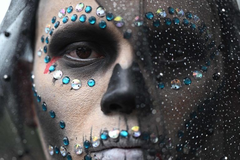 Ein Teilnehmer marschiert während der Pride-Parade zur Unterstützung der LGBTQ+-Community in San Salvador mit Gesichtsschmuck. AFP