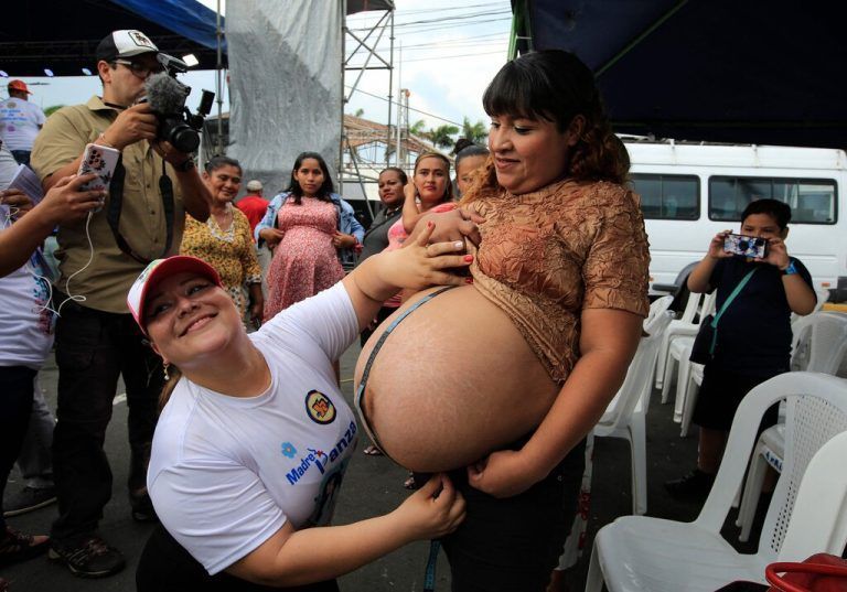 Eine Schwangere nimmt am Wettbewerb „La Madre Panza“ (Mutterbauch) teil. Am Muttertag werden in Nicaragua die größten Bäuche prämiert. AFP