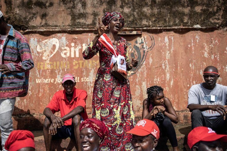 Eine Unterstützerin der Oppositionspartei All Peoples Congress (APC) singt und tanzt bei einer Wahlkampfkundgebung in Freetown, Sierra Leone. AFP