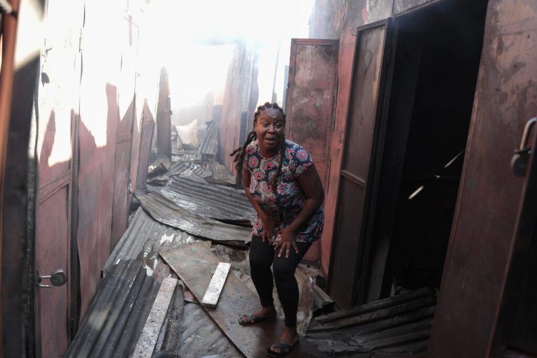 Eine Verkäuferin weint nach einem Brand, der den Markt 2000 im Stadtteil Delmas in Port-au-Prince, Haiti, verwüstet hat. AP