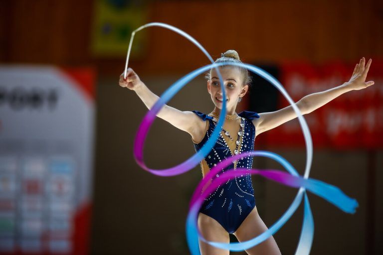 Elina Loacker gewann in der Jugend-1-Klasse Gold mit dem Reifen und holte Silber im Mehrkampf, mit dem Band und in der Mannschaft.Turnsport Austria/Fassbender