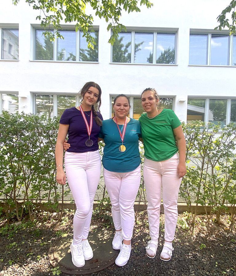 Erfolg Beim Bundeslehrlingswettbewerb Fußpflege, Kosmetik, Massage und Fantasie-Make-up in Salzburg wurde Angelina Schwarzhans (Kosmetikinstitut Sonja, Schruns) beste Fußpflegerin. Bei den Kosmetikerinnen holte Tamara Vuckovic (Bella-Donna, Götzis) Bronze. Im Bild mit Teilnehmerin Teresa Sattler. WKV
