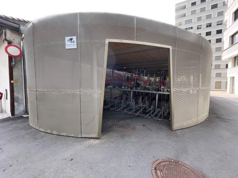 Der Fahrradpavillon bietet Wetterschutz durch Seitenwände und Diebstahlschutz mit Kamera.