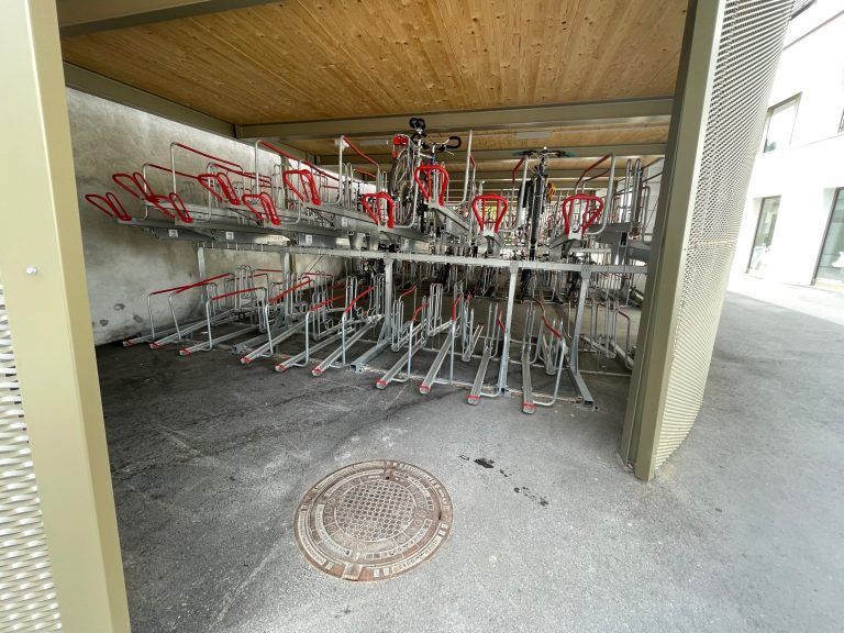 Im neue "Fahrradpavillon" am Bahnhof sind meist noch Plätze frei.