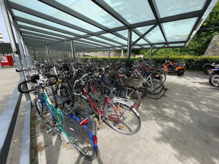 Der alte Anlage mit Fahrradstellplätzen an der Wichnergasse soll 2024 erneuert werden. <span class="copyright">VN-HE</span>