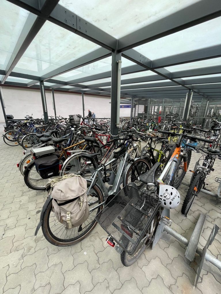 Am alten Fahrradstellplatz sind die Plätze immer noch heißbegehrt.