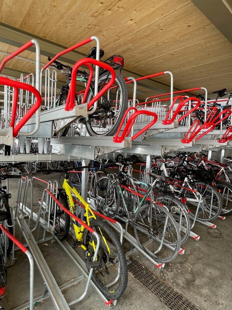 In den unteren Stellplätzen ist der Platz für größere Räder teils nicht ausreichend.